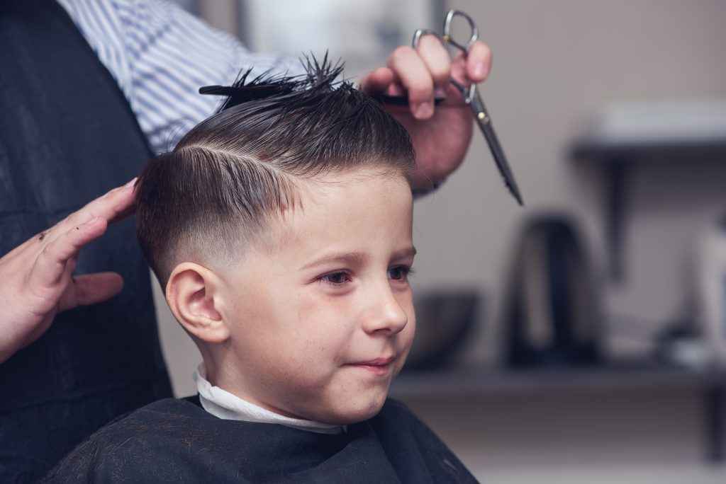 Coupe courte enfant moderne au ciseaux et tondeuse à Lorient